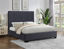 Charger l'image dans la galerie, 5545 Velvet Platform Bed