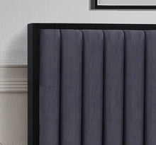 Charger l'image dans la galerie, 5545 Velvet Platform Bed